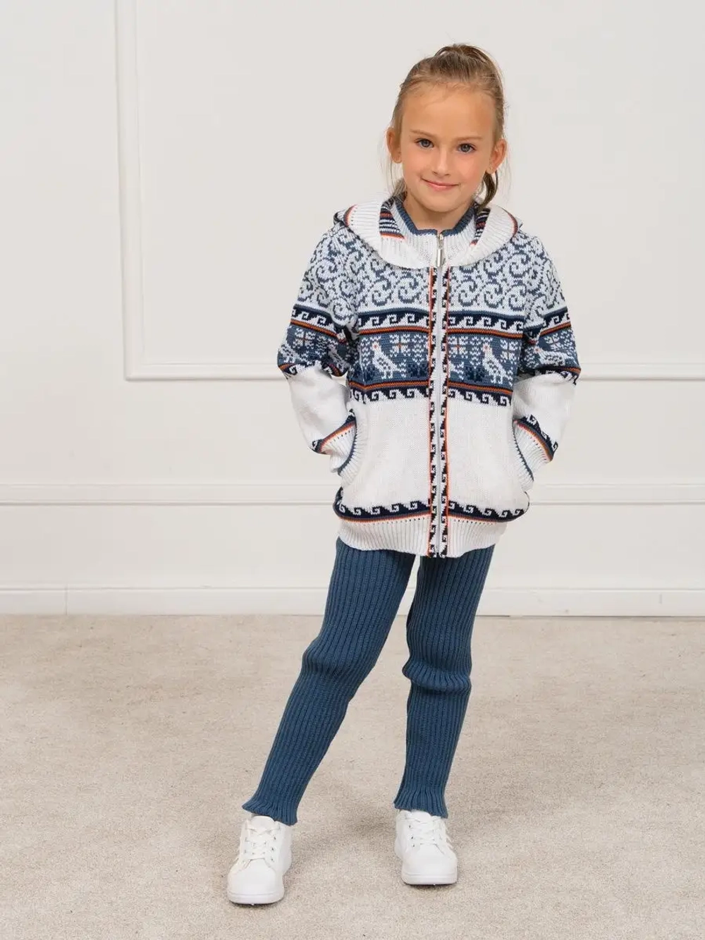 Кофта вязаная с капюшоном