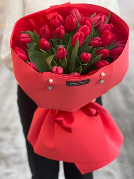 Красные тюльпаны в авторском оформлении от Флора Маркет