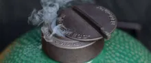 Керамический гриль Big Green Egg L Large (Большой), 46 см на столе из акации