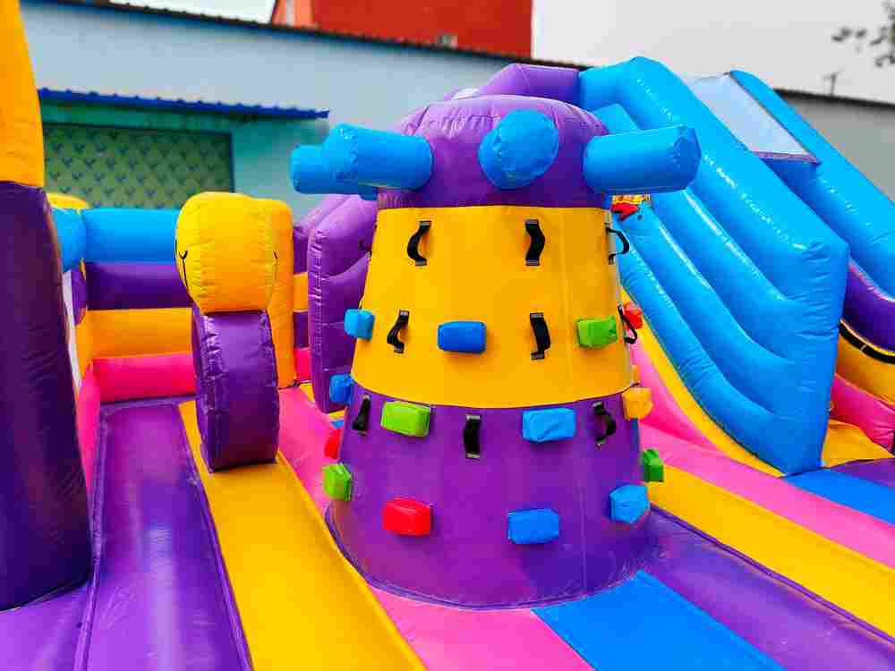 Коммерческий надувной батут "Комиксы" 7,5*5,5*3,15 м