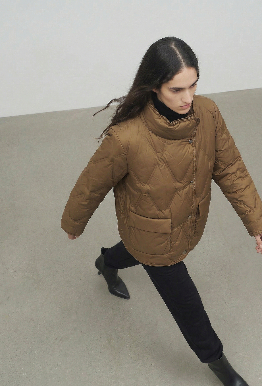Легкая куртка на пуху