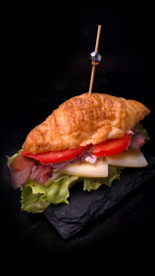 Сливочный круассан с рваной говядиной и овощами