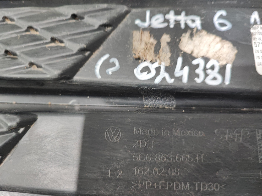Накладка переднего бампера Volkswagen Jetta 6 14-18 Б/У Оригинал 5C6853665H