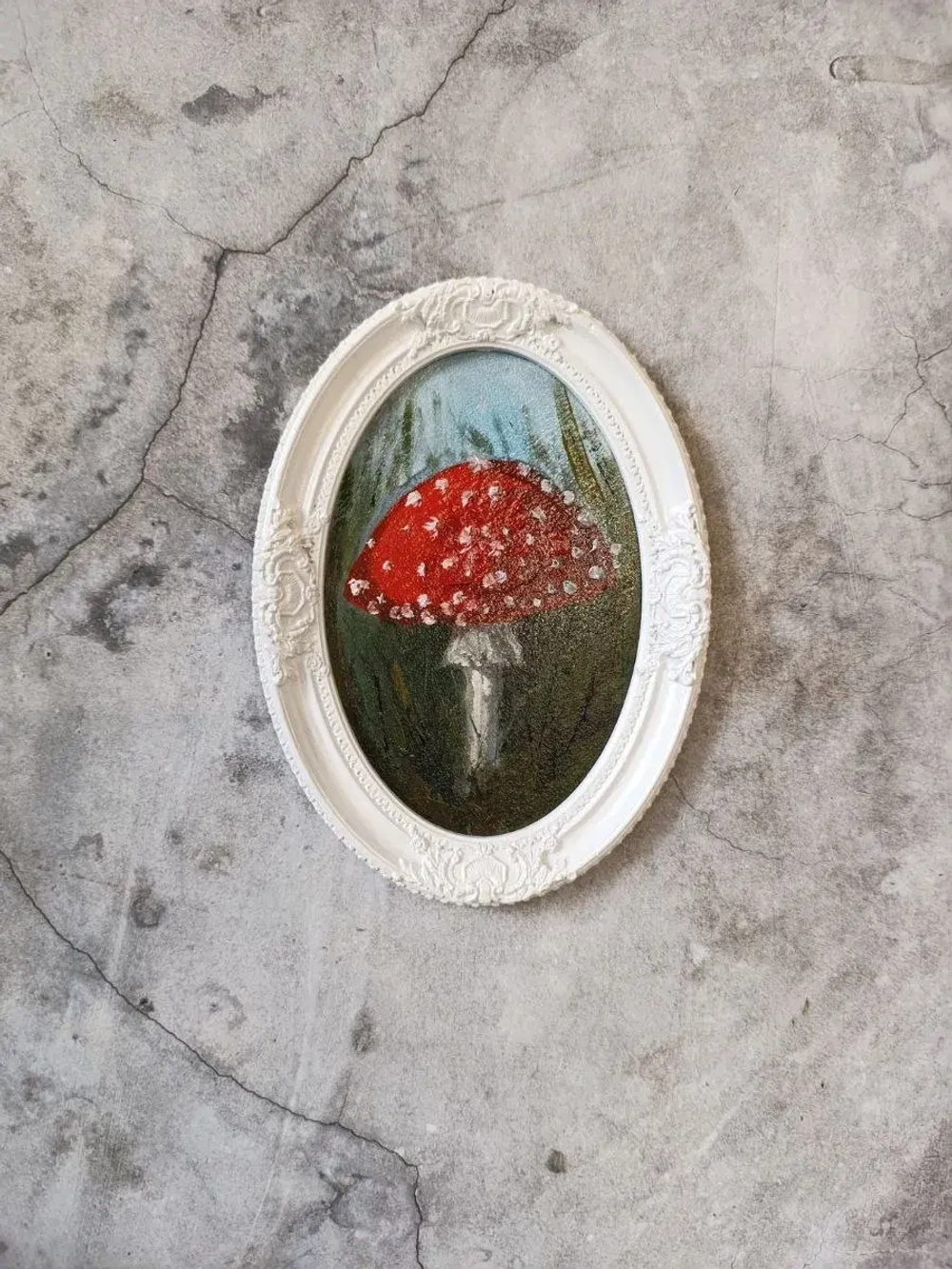 Картина в овальной рамке