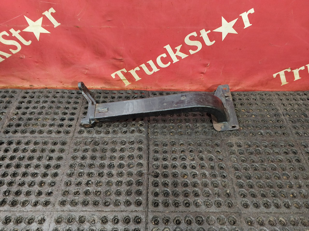 Кронштейн переднего бампера правый