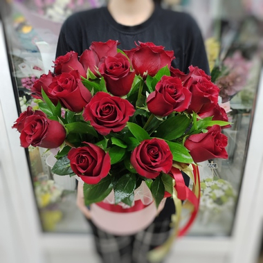 Шляпная коробка с 25 розами сорта "Эксплорер" (Эквадор 60 см)