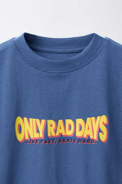 ZARA ФУТБОЛКА С ТЕКСТОВЫМ ПРИНТОМ, СИНИЙ