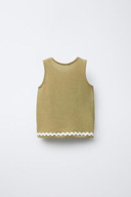ZARA ТОП С ВОЛНИСТОЙ ДЕТАЛЬЮ, ЦВЕТ ОЛИВКОВОГО МАСЛА