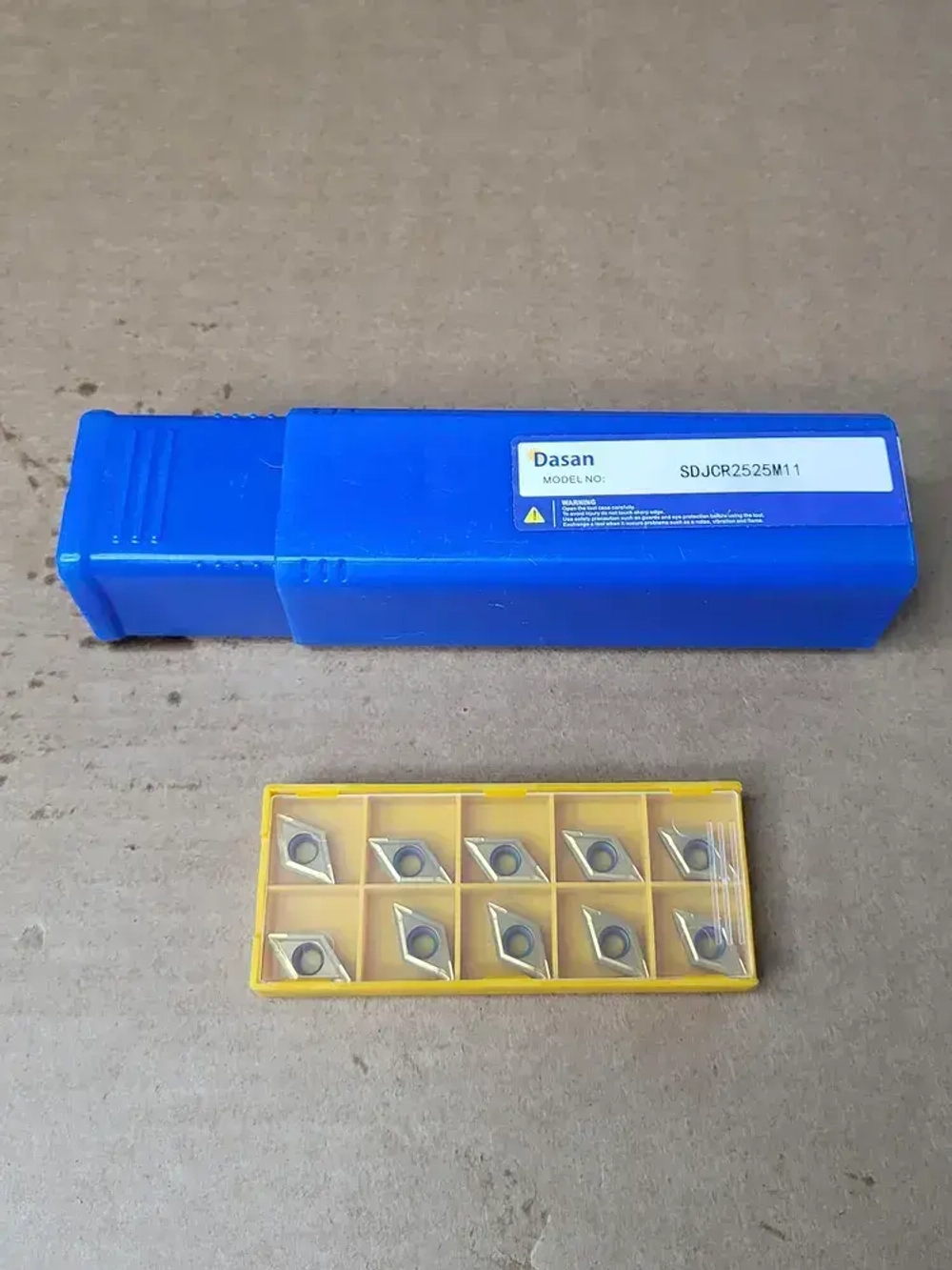 Токарный резец по металлу SDJCR2525M11 и пластины DCMT11T304