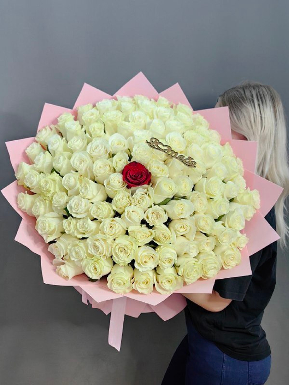 Букет из 100 белых роз и 1 красной розы (Эквадор 60 см)