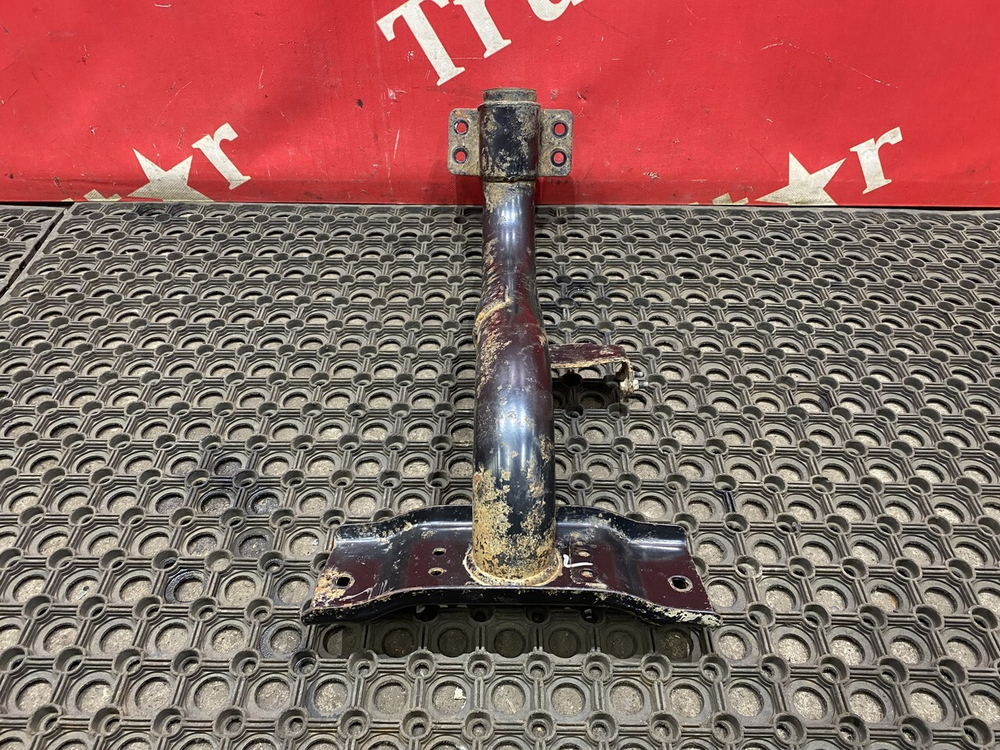 Кронштейн корпуса подножек правый 2023г