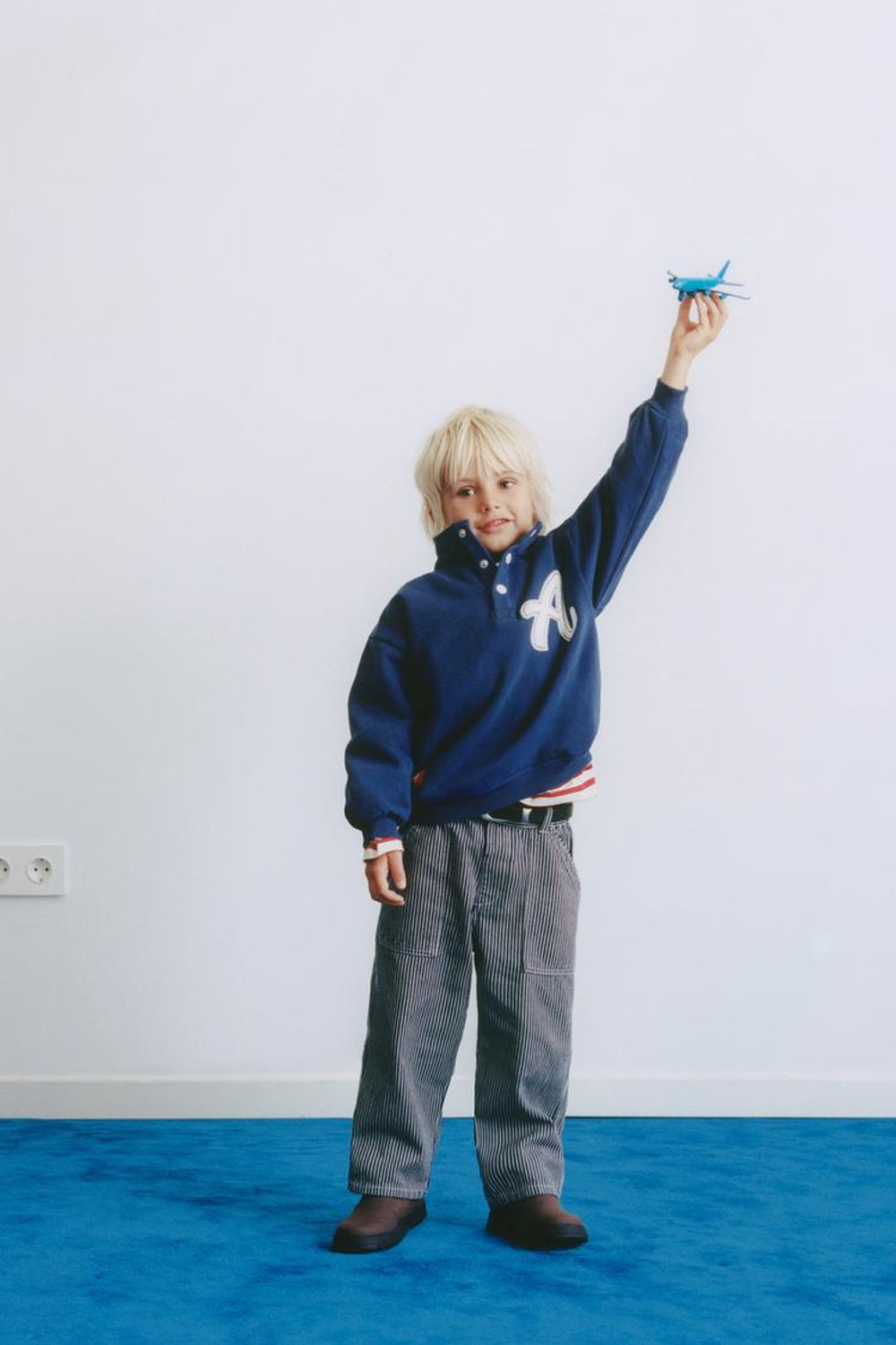 ZARA ТОЛСТОВКА С НАШИВКОЙ-БУКВОЙ, ЯРКО-СИНИЙ