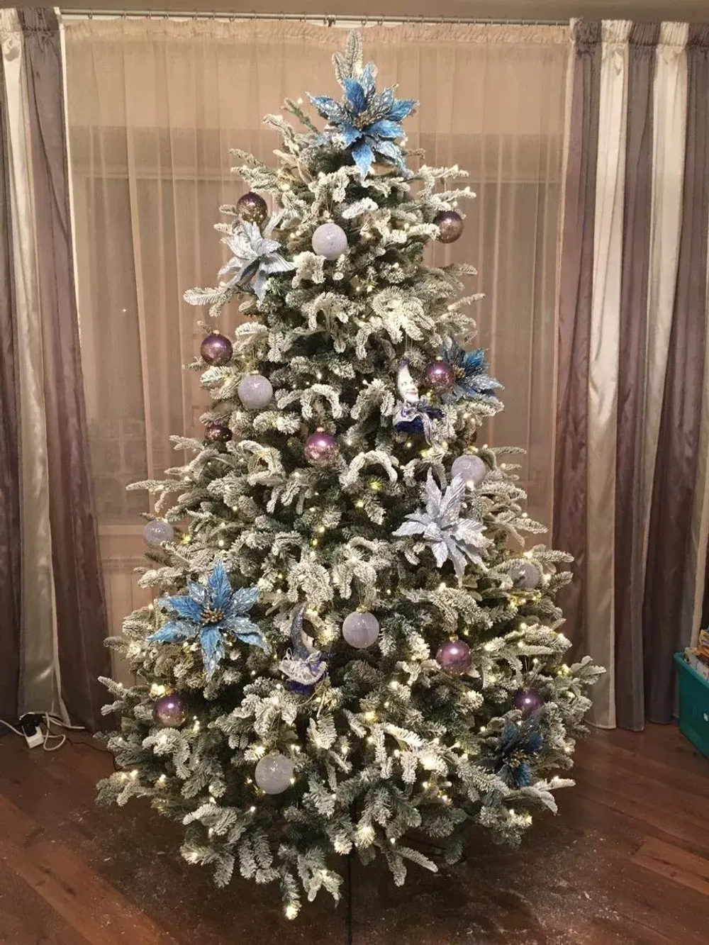 Ель Стильная заснеженная 260 см., 816 LED ламп, литая хвоя+пвх, Black Box (74350)