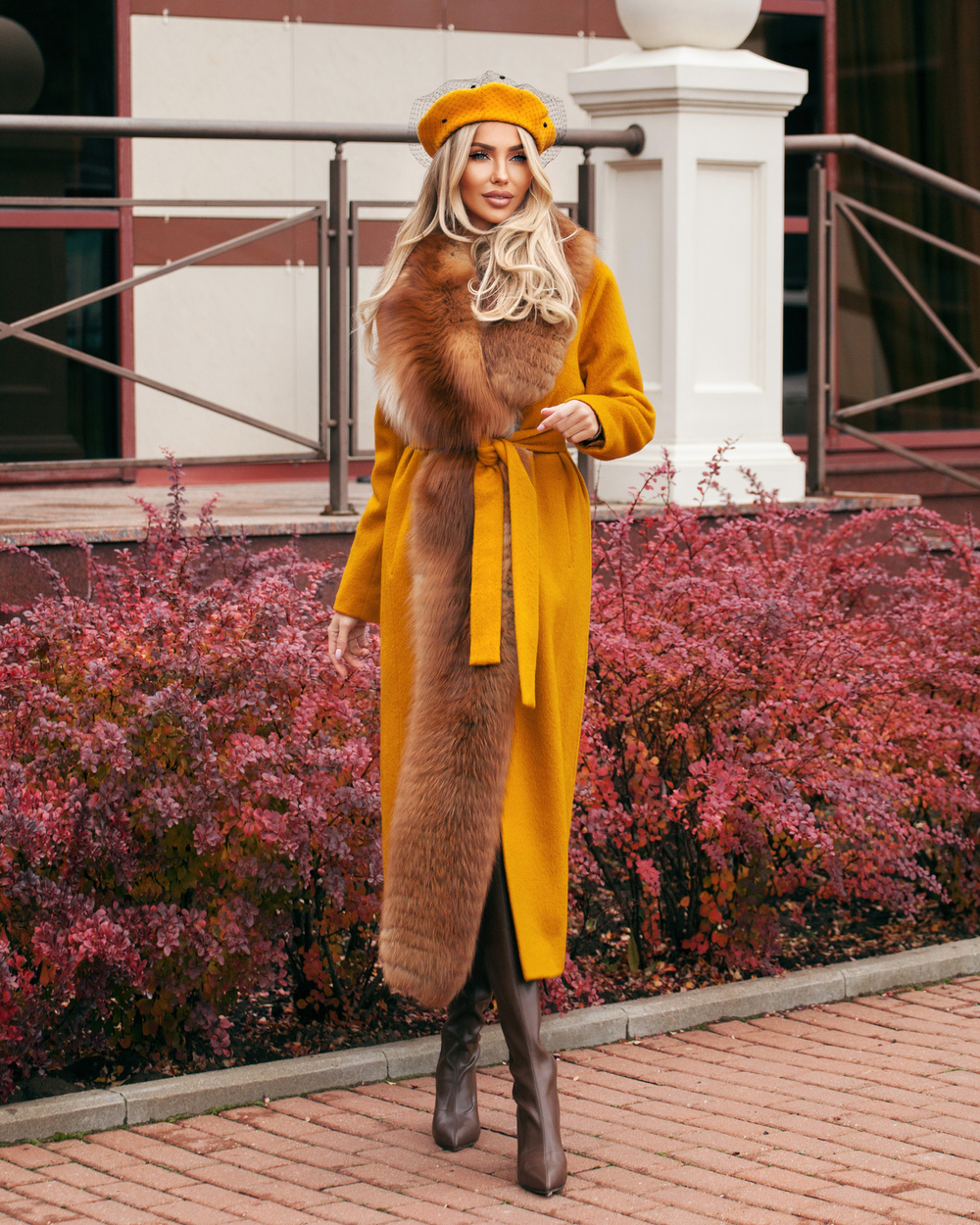 Женское шерстяное пальто с меховым воротом