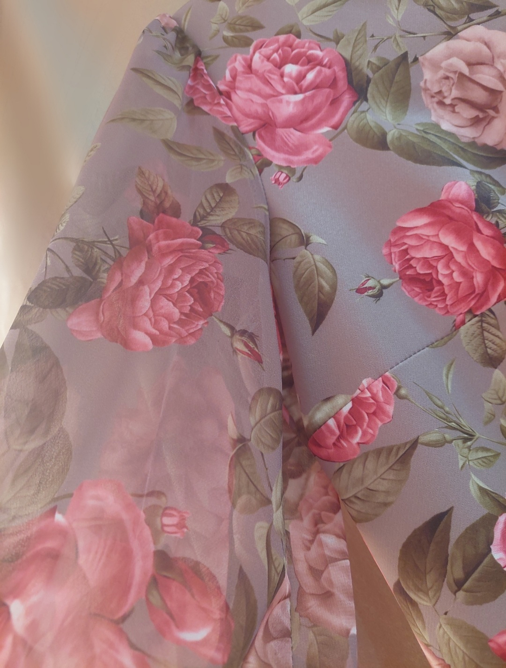 Платье женское тонкое весеннее нарядное повседневное атлас принт шифон шифоновые рукава футляр прямое большой размер 50 бежевое горчица цветы рисунок розы в цветочек