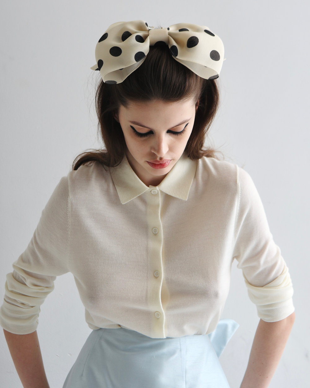 Молочный бант из органзы в горошек