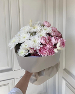 Сборный букет из кустовой пионовидной розы, хризантемы и сухоцветов