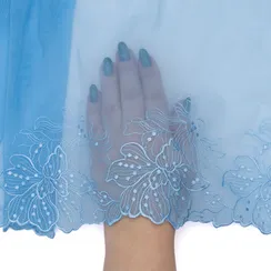 Вышивка на сетке голубая 22 см