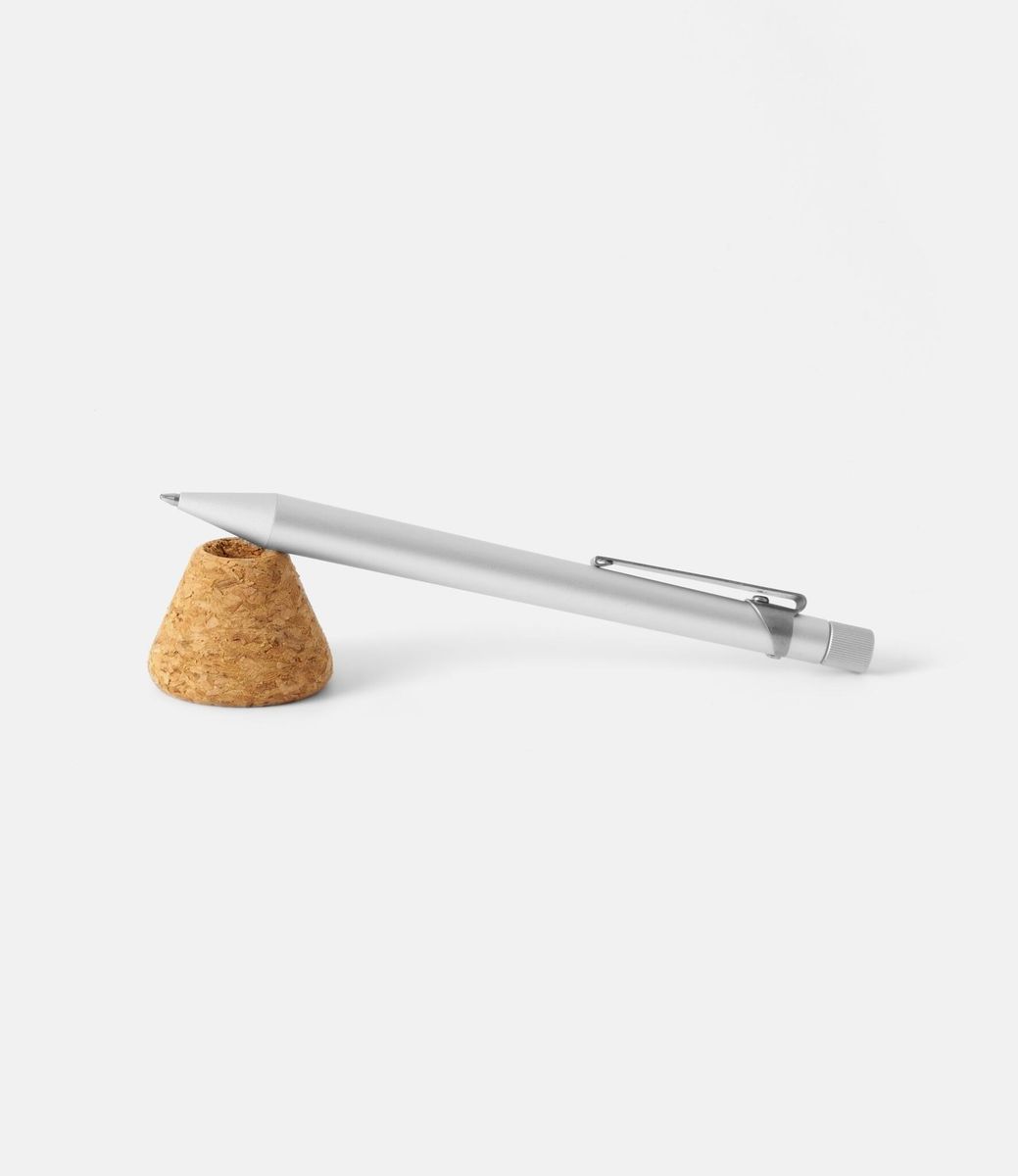 Makers Cabinet Lazlo — настольная ручка из алюминия