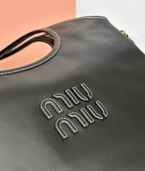Cумка-тоут MIU MIU IVY с аппликацией логотипа в черном цвете