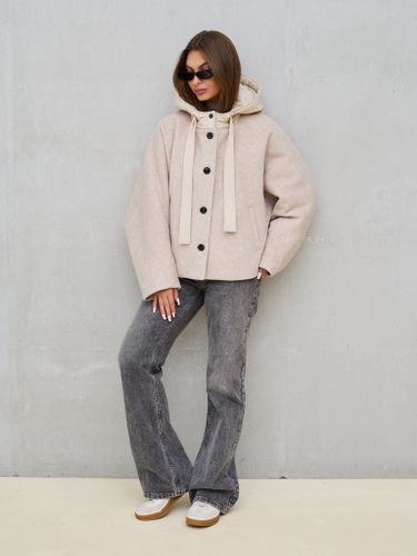 Бежевая шерстяная куртка с капюшоном