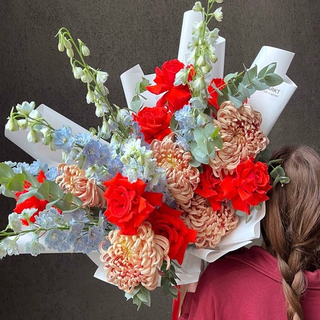 Авторский букет «Девица в кокошнике» алая французская роза с дельфиниумом/ Цветы/ букет от RoseMarkt