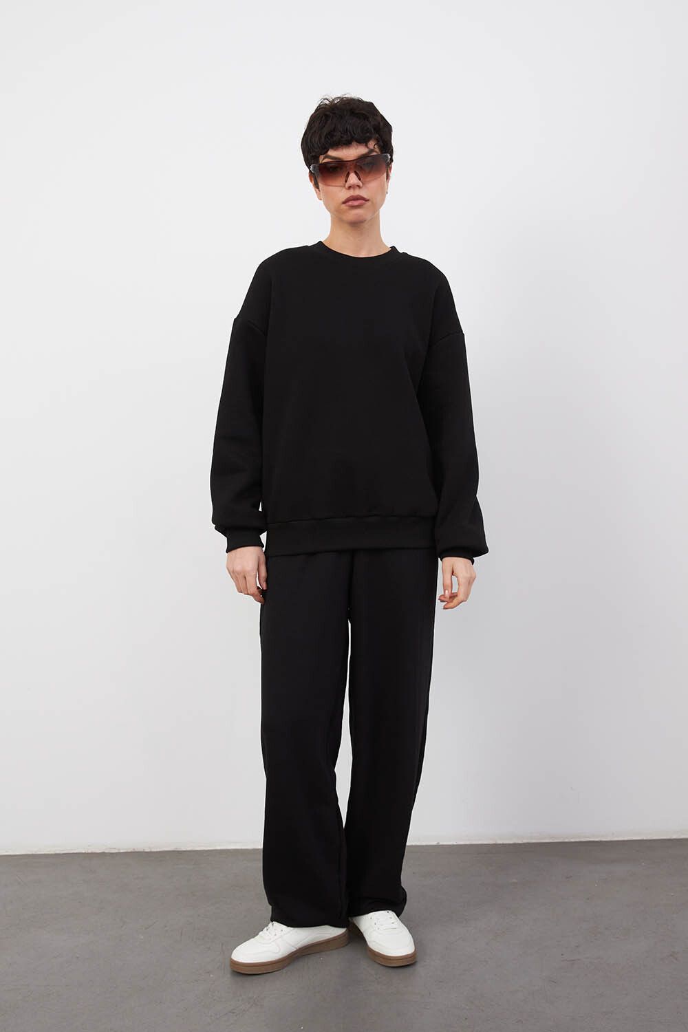 Утепленный свитшот черного цвета