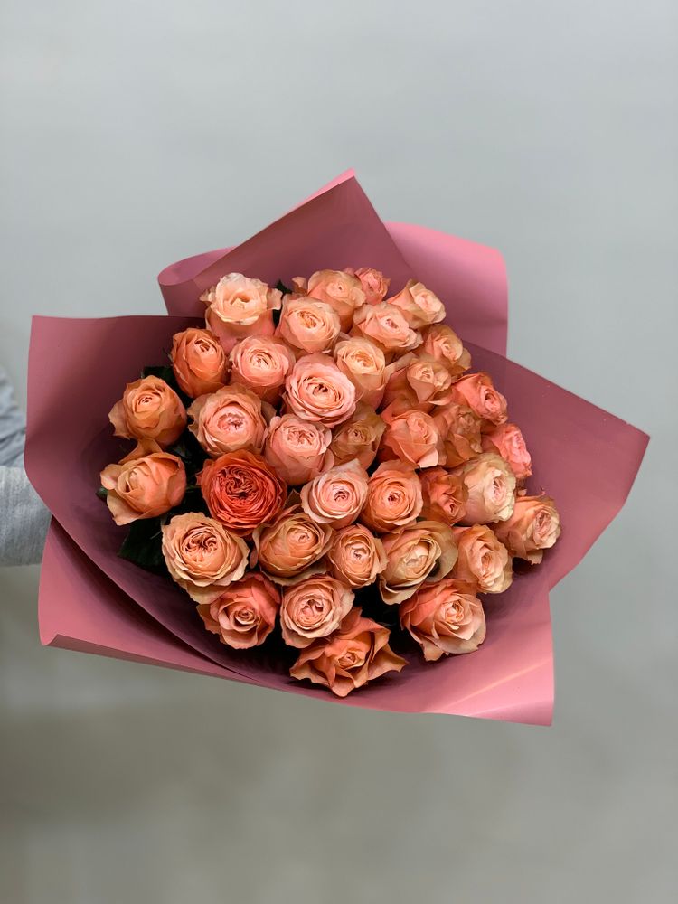 Букет 35 пионовидных одноголовых роз в пленке