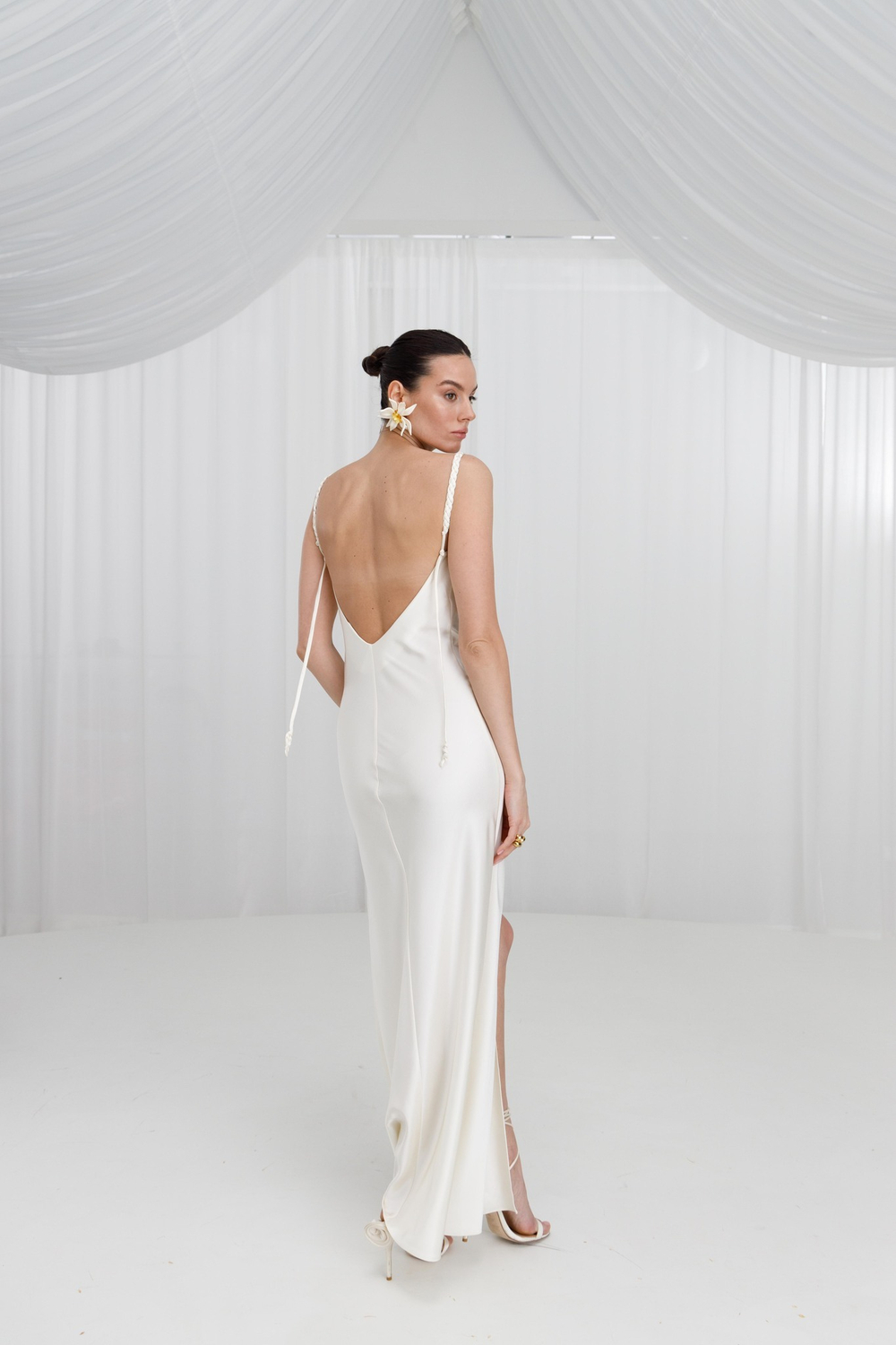 Платье с разрезом Косы