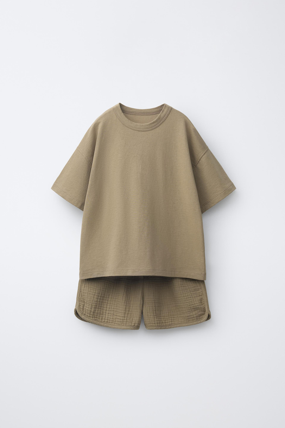 ZARA КОМПЛЕКТ ИЗ ФУТБОЛКИ И БЕРМУД, СЕРОВАТО-КОРИЧНЕВЫЙ