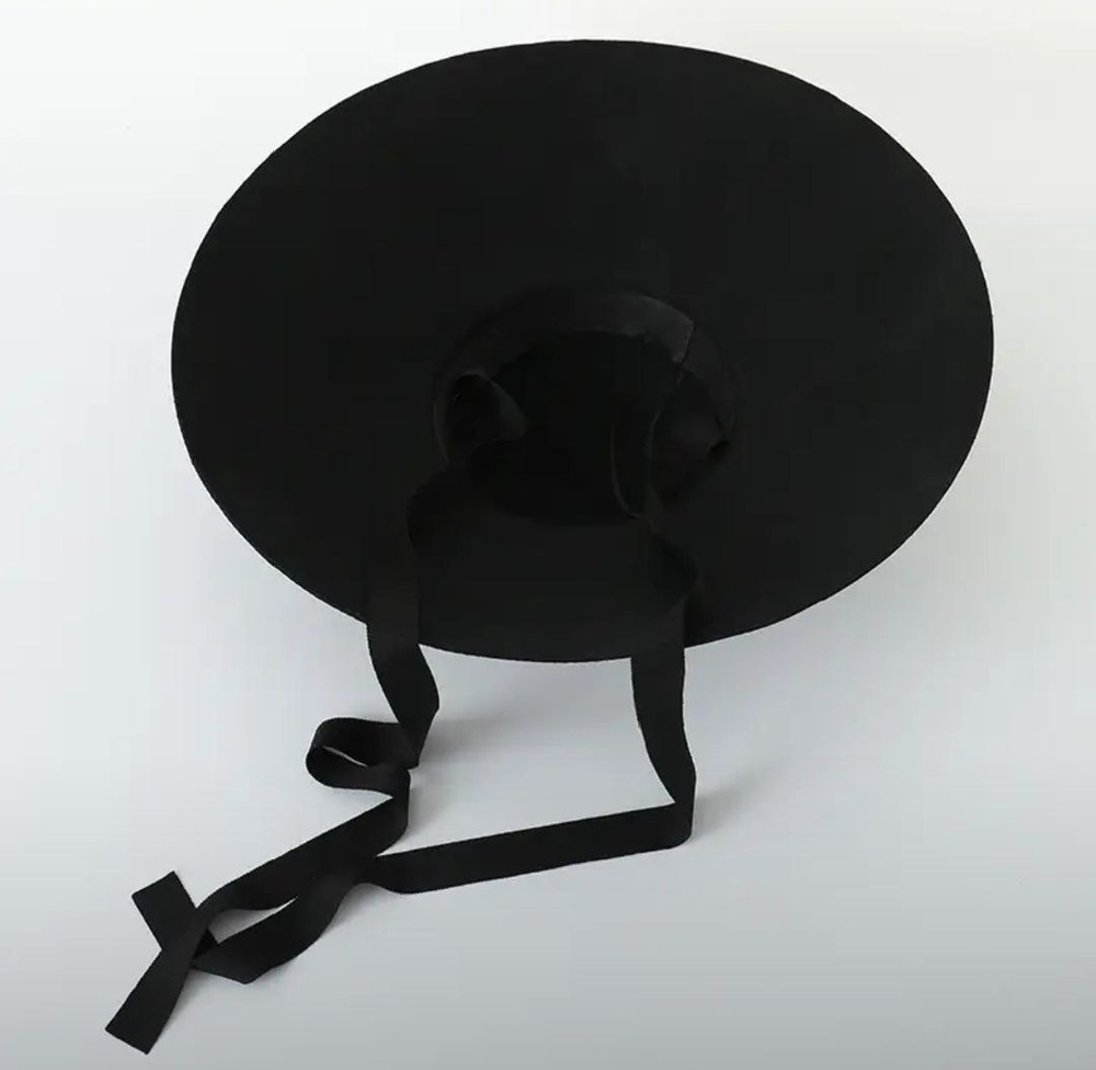 Шляпка с лентами.