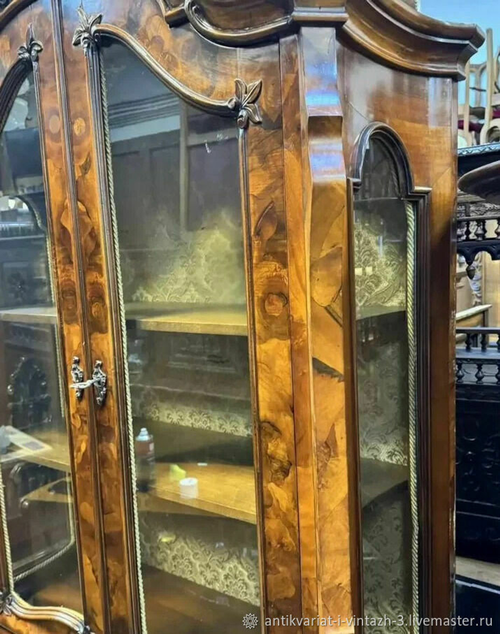 Старинная витрина