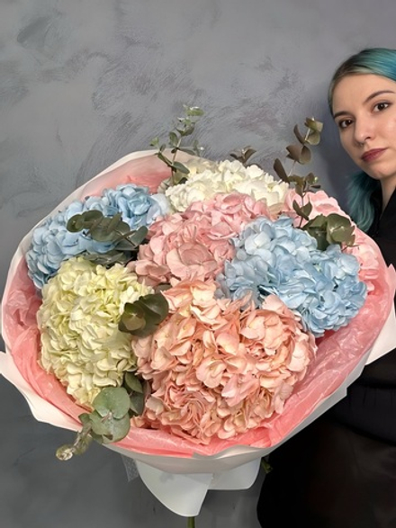 Букет Гортензий MIX с эвкалиптом.