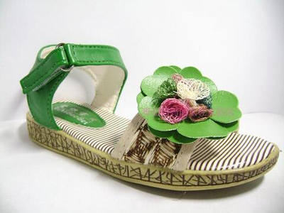 Сандалии детские с декоративным цветком