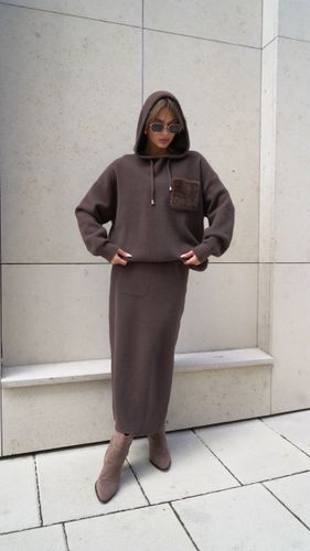 Шоколадный женский костюм с юбкой