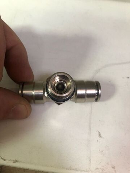 ФИТИНГ МЕТАЛИЧЕСКИЙ ТРОЙНИК ТРУБКИ ПВХ М12*1,25 d12