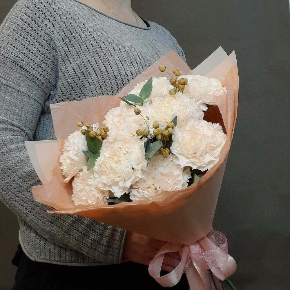 Букет из кремовых гвоздик со льном и эвкалиптом