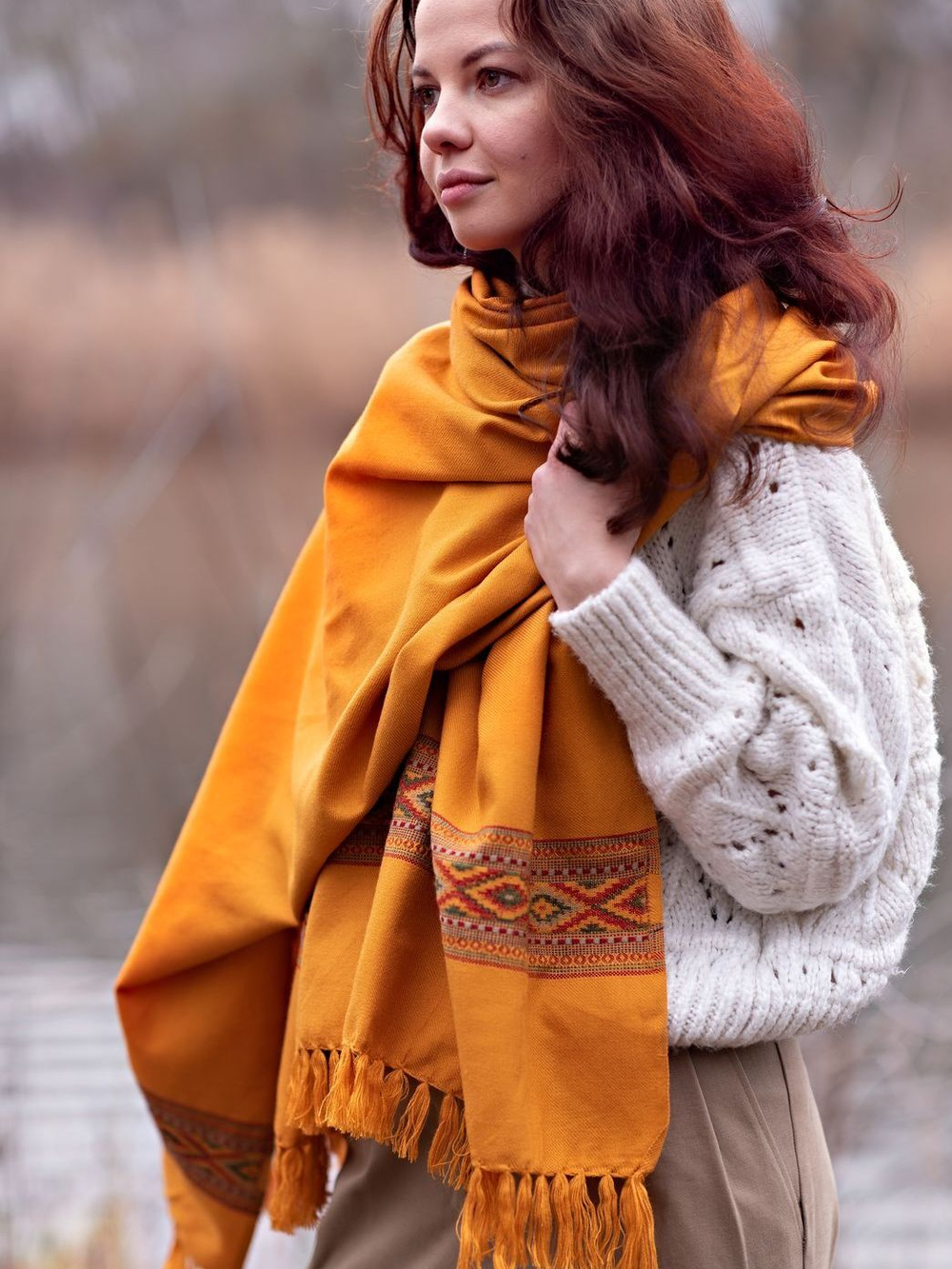 Шерстяной палантин с вышивкой