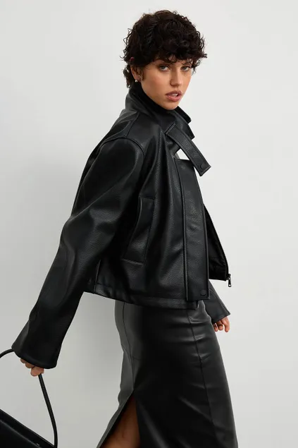 Куртка в минималистичном стиле из экокожи черного цвета