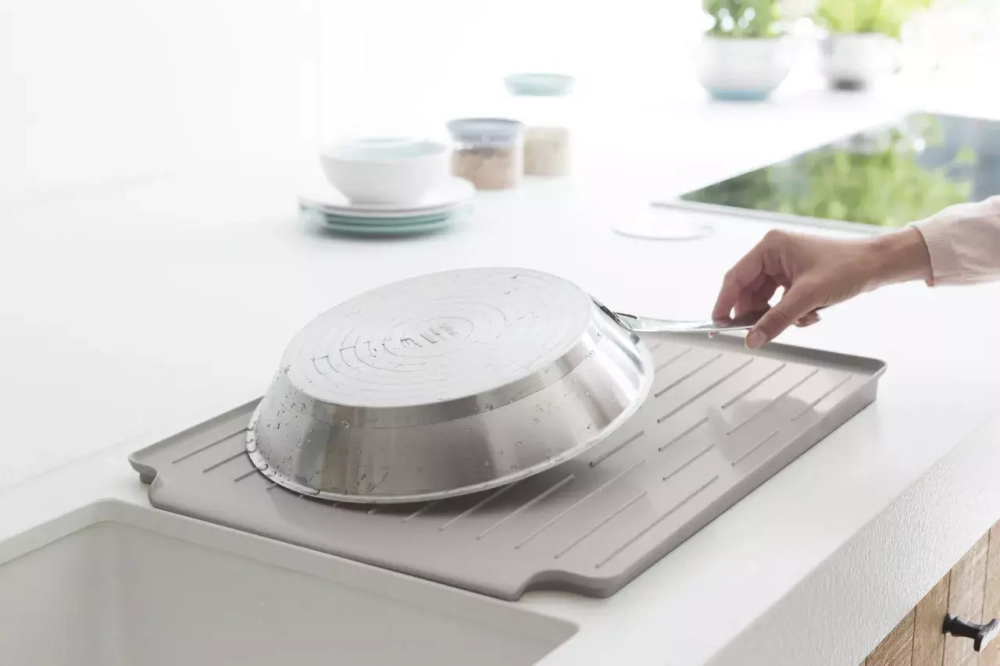 Brabantia - Сушилка для посуды на серой раковине / артикул   230028  / GTIN 8710755230028