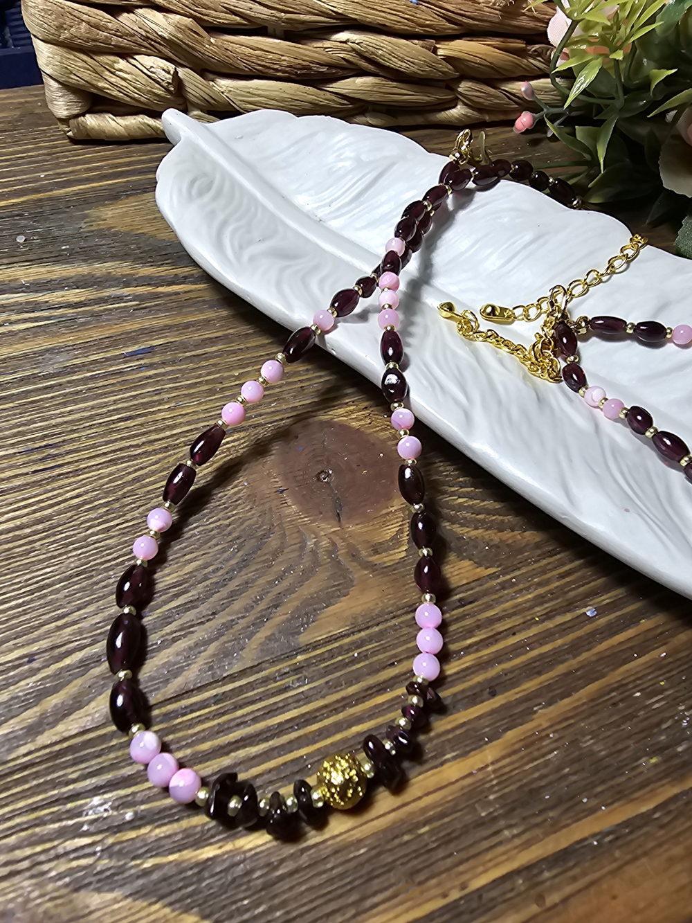 Комплект украшений авторский из натуральных камней. Колье и браслет "Гранатовый рис". Бижутерия на шею, на руку для женщин, девушек. Женское украшение