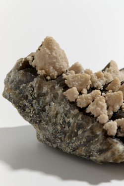 Кальцит на друзе дымчатого кварца