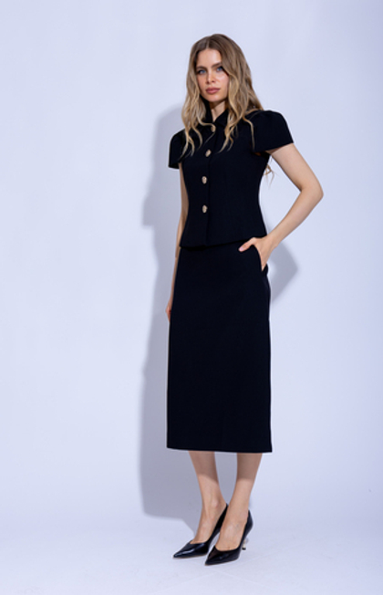 Женский классический костюм двойка чёрного цвета с юбкой и пуговицами