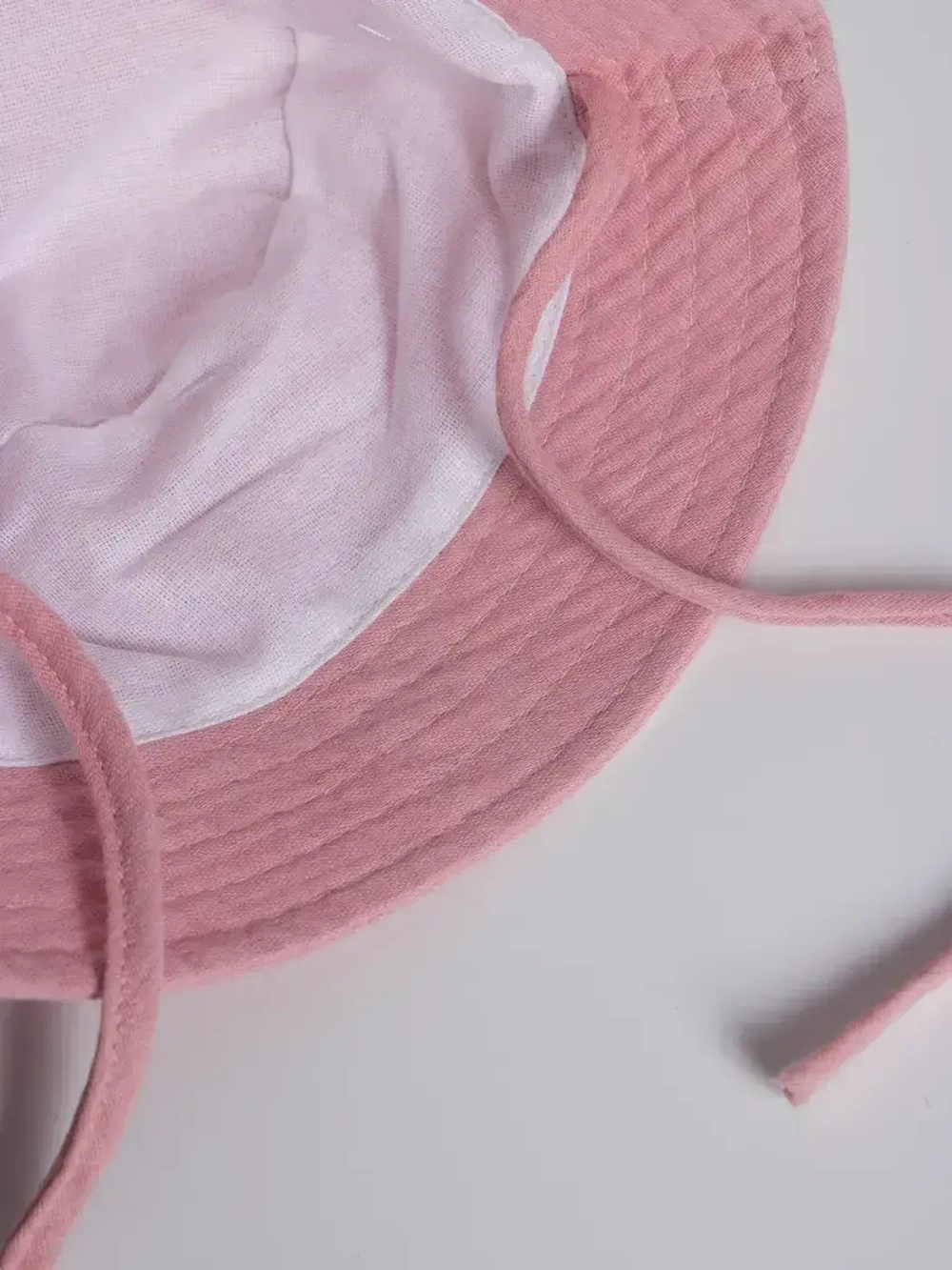 Розовая панама для девочки на лето с завязками