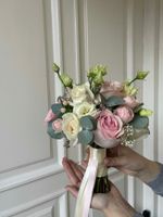 Свадебный букет из одноголовых роз, лизиантуса, озотамнуса и эвкалипта