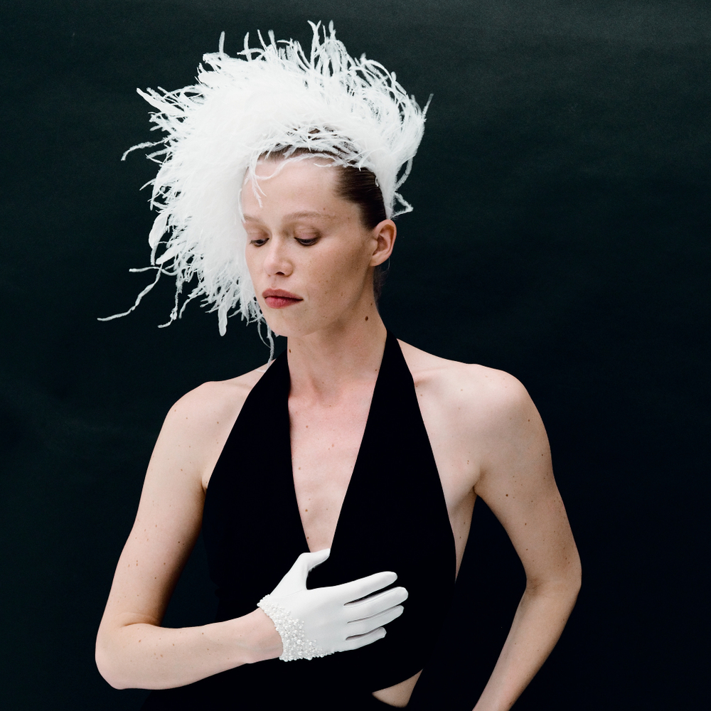 Ободок из белых страусиных перьев