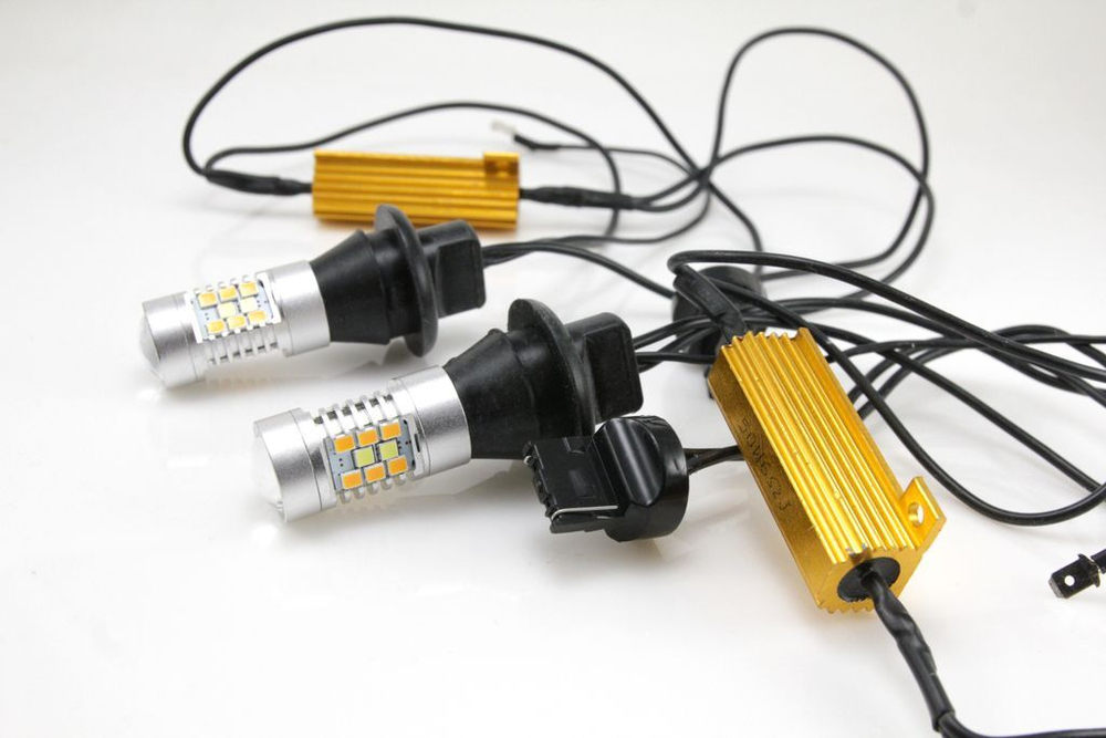 Лампа светодиодная двухрежимная LED T20 (7440) 28 SMD (2835+3030) с линзой (Белый+Желтый), с резистором и проводкой, комплект (2шт)