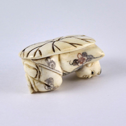 Нэцкэ Молодой монах на листе