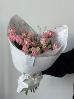 Букет из 15 розовых пионовидных тюльпанов и ромашки