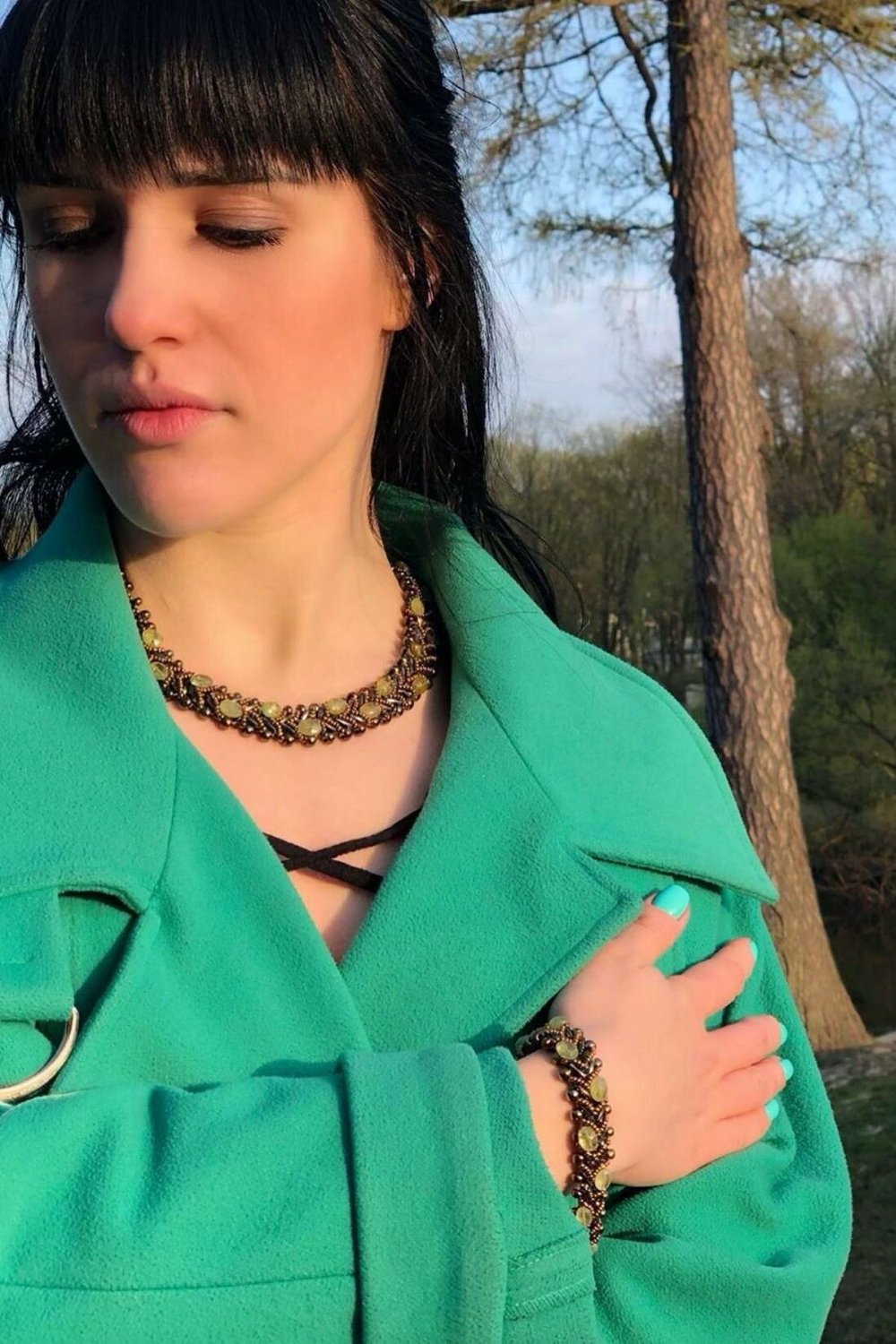 Браслет из бисера "Змейка" ручной работы с камнем Гранат (гроссуляр)